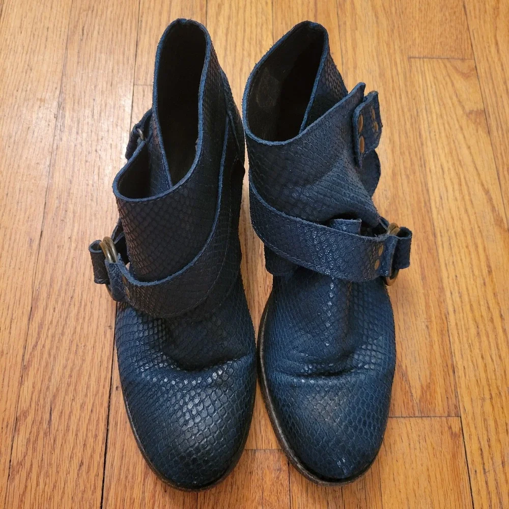 Free People 7.5 Tortuga Blue Snakeskin Embossed‎ Leather Moto Ankle Boots 38